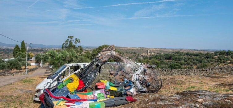 Obra criada pelo artista Bordalo II