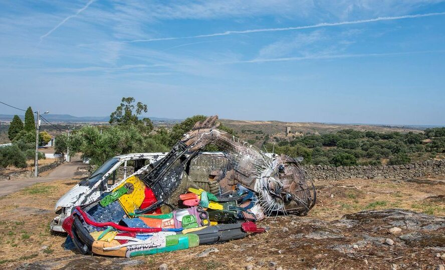 Obra criada pelo artista Bordalo II