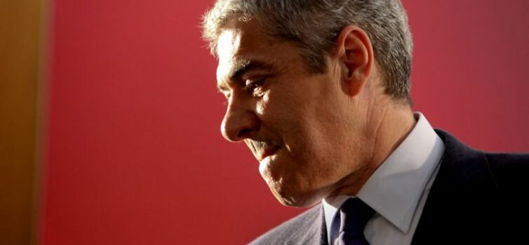 Sócrates fica sujeito a apresentações quinzenais na esquadra