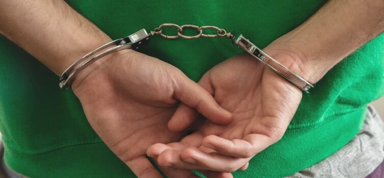 Suspeito de pornografia de menores detido