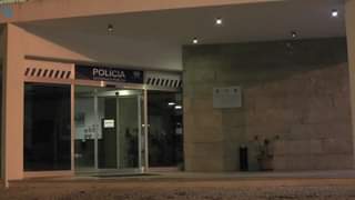 Uma mulher, vítima de violência doméstica encontra-se no seu veículo estacionado