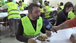 Vários grupos de peregrinos estão a caminhar em direção à Cova da Iria para a Pe