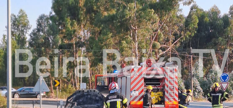 Viatura em chamas em Castelo Branco