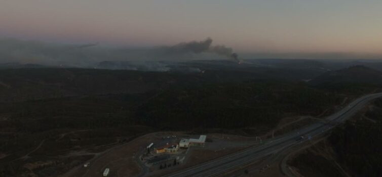 Vista aérea de uma das frentes de fogo de Nisa