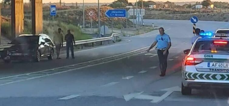 Acidente com três viaturas resulta em ferido ligeiro