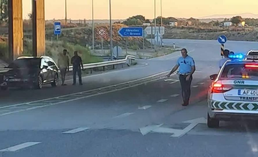 Acidente com três viaturas resulta em ferido ligeiro