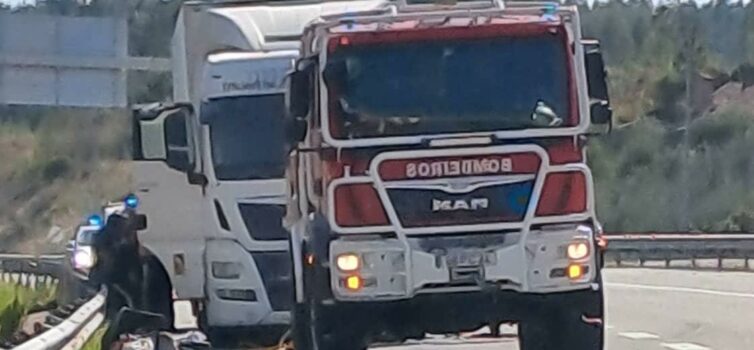 Camião arde na A23