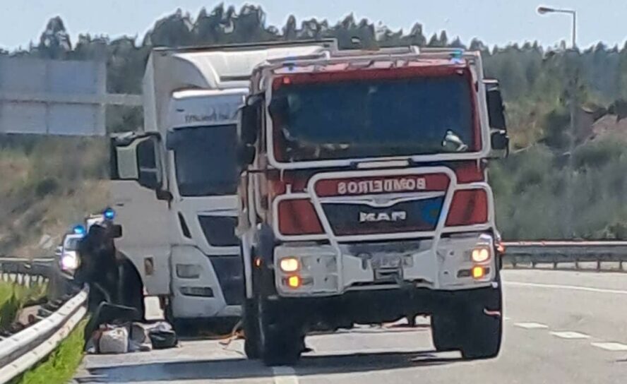 Camião arde na A23