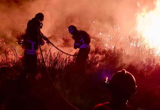 Cerca de 400 operacionais no combate ao incêndio
