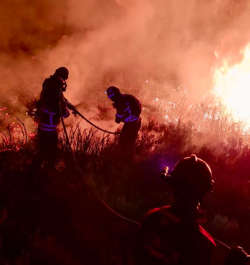 Cerca de 400 operacionais no combate ao incêndio