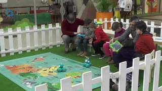 Crianças com vários jogos digitais no Alegro