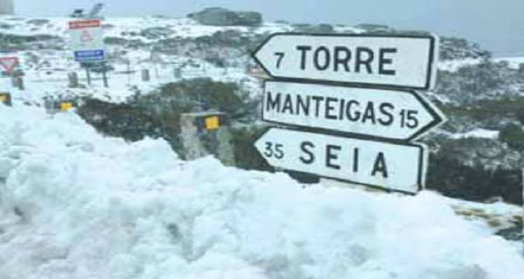 Estradas cortadas devido à neve na Serra da Estrela