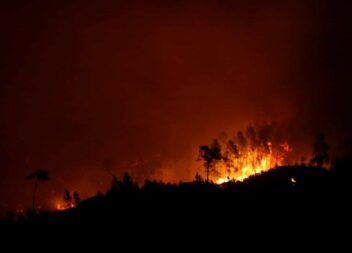 Fogo em Aldeia Viçosa está descontrolado
