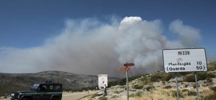 Fogo que deflagrou na Covilhã corta Estrada Nacional 338