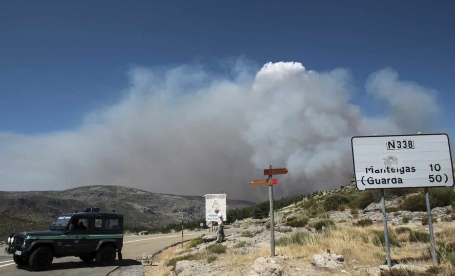 Fogo que deflagrou na Covilhã corta Estrada Nacional 338