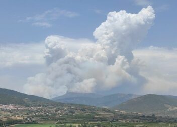 Incêndio evolui com violência e rapidez em direção a Gouveia