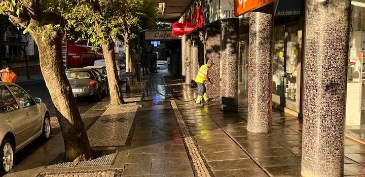 Lavagem de passeios de algumas artérias de Castelo Branco