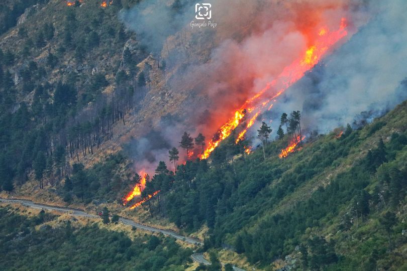 Mais de 1600 operacionais combatem um incêndio que dura já à 7 dias