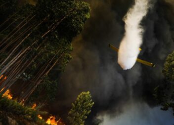 Mais de 200 operacionais e 11 meios aéreos combatem incêndio na Covilhã