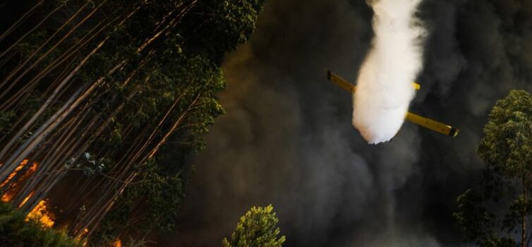 Mais de 200 operacionais e 11 meios aéreos combatem incêndio na Covilhã