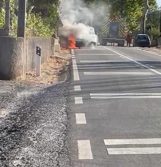 Veículo civil arde na N18 em Belmonte