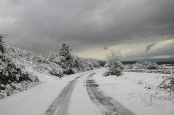 A estrada entre Piornos e Lagoa Comprida e o ramal de acesso à Torre