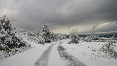 A estrada entre Piornos e Lagoa Comprida e o ramal de acesso à Torre