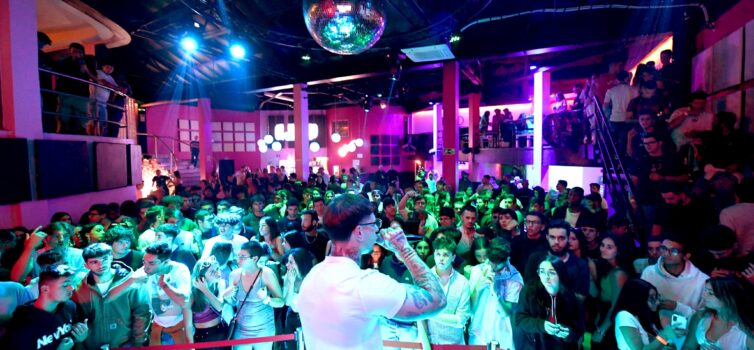 Discoteca Alternativa celebra 9° aniversário com casa cheia