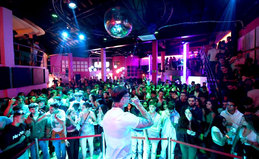 Discoteca Alternativa celebra 9° aniversário com casa cheia