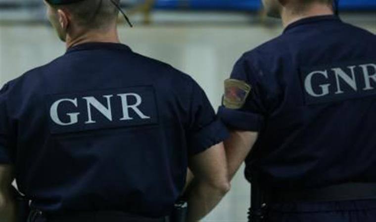 GNR faz 5 detenções