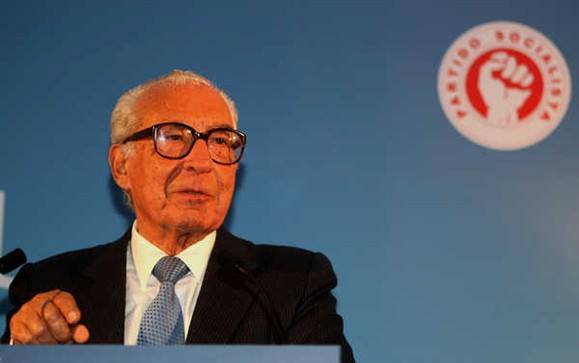 Morreu Almeida Santos