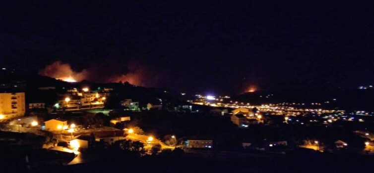 Na cidade da Covilhã é possível ver duas frentes de incêndio