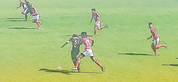 Os encarnados entrando melhor no jogo