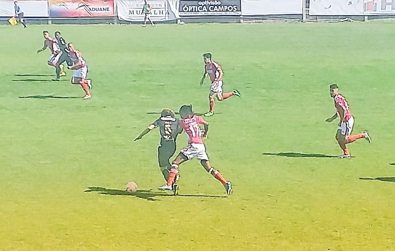 Os encarnados entrando melhor no jogo