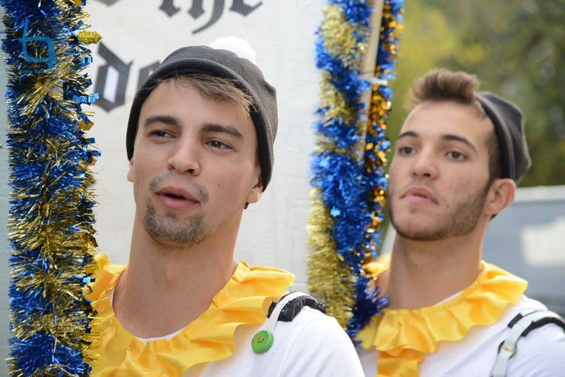 Os estudantes saíram à rua a entoarem com fervor os cânticos académicos.