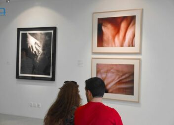 Seguiu-se a visita guiada às 52 obras em exposição com Raquel Guerra