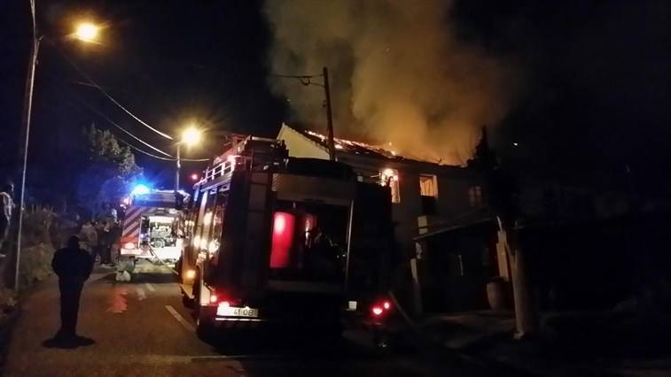 Um incêndio destruiu hoje uma habitação, na Covilhã