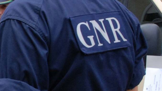 Um militar da GNR foi hoje atingido por um tiro de caçadeira durante uma operaçã
