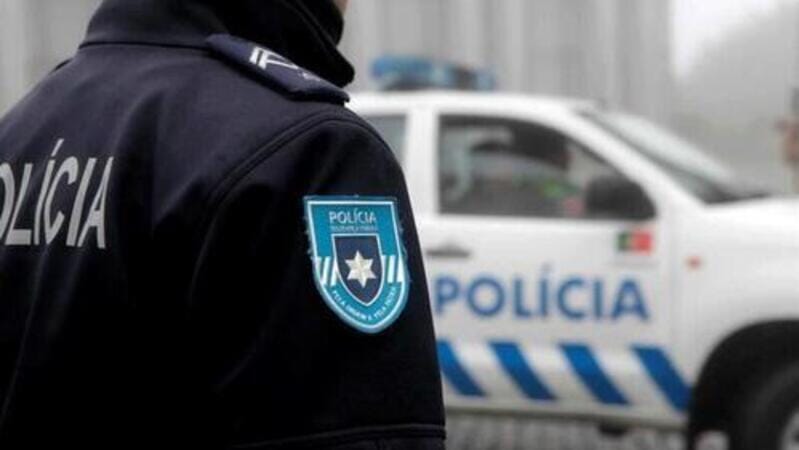 A PSP deteve um homem suspeito da prática de um crime de roubo com recurso a arm