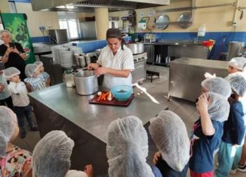 Alunos do Jardim de Infância de Idanha-a-Nova foram assistir à confeção da Sopa