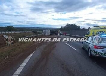 Camião tombado na A25 corta trânsito