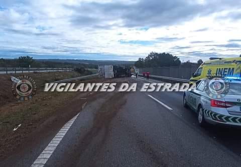 Camião tombado na A25 corta trânsito