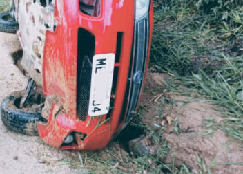 Capotamento de veículo causa ferimentos em homem de 73 anos