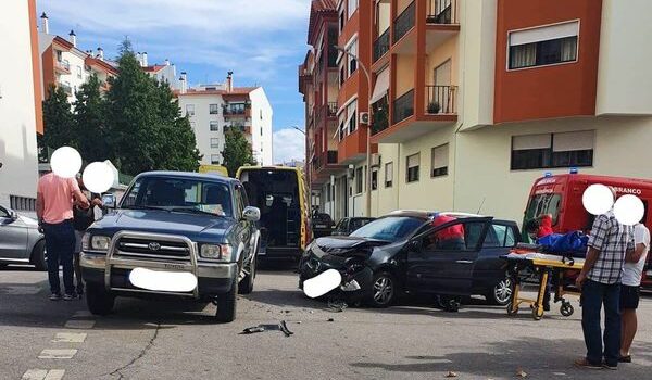 Colisão rodoviária provoca dois feridos