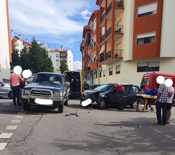 Colisão rodoviária provoca dois feridos