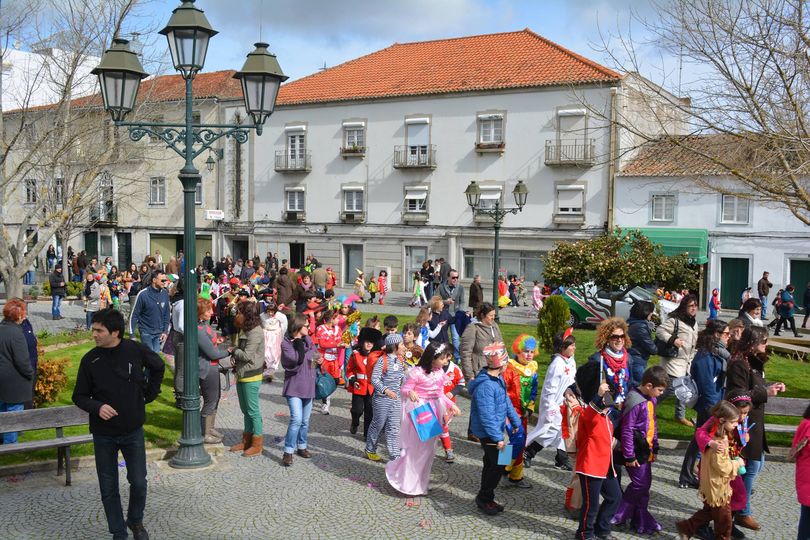 Desfile de Carnaval percorre ruas da cidade do Fundão