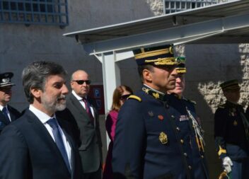 É prestada continência e honra militar ao Comandante Operacional da GNR