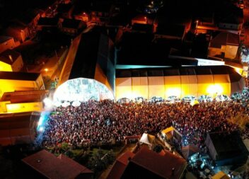 Lotação esgotada na Feira do Feijão Frade 2022 no concerto dos Santamaria