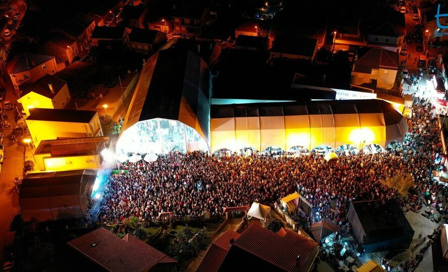 Lotação esgotada na Feira do Feijão Frade 2022 no concerto dos Santamaria