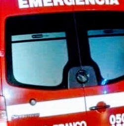 Mulher de 25 anos ferida em colisão, entre camião e táxi, na curva da Construtor